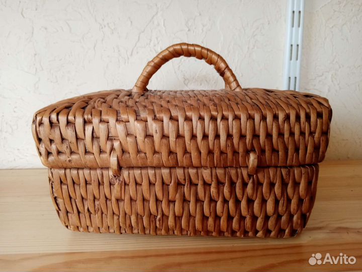 Советская плетёная шкатулка в виде сундука