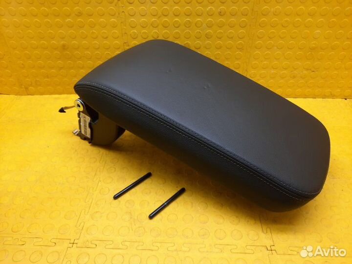 Б/У подлокотник Есть мелкий дефекты, оригиналnnУ