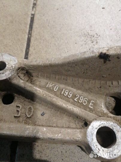 Кронштейн подрамника правый Audi А3 8P BVZ 2 2006