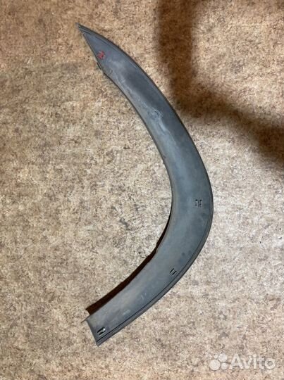 Пластикова накладка на правое крыло