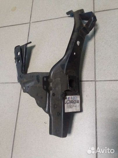 OP30017AR кронштейн правой фары opel