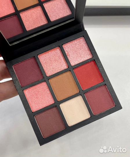 Тени для век (вторая в подарок)