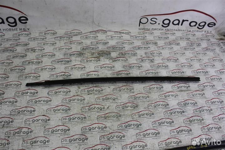 Молдинг стекла передней правой двери Opel Astra H