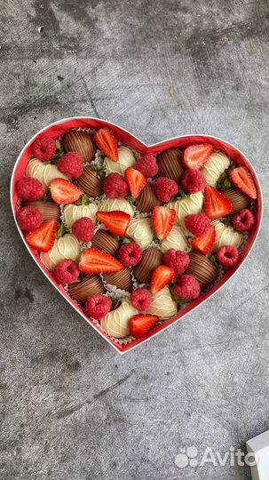 Сердце с клубникой в шоколаде и малиной