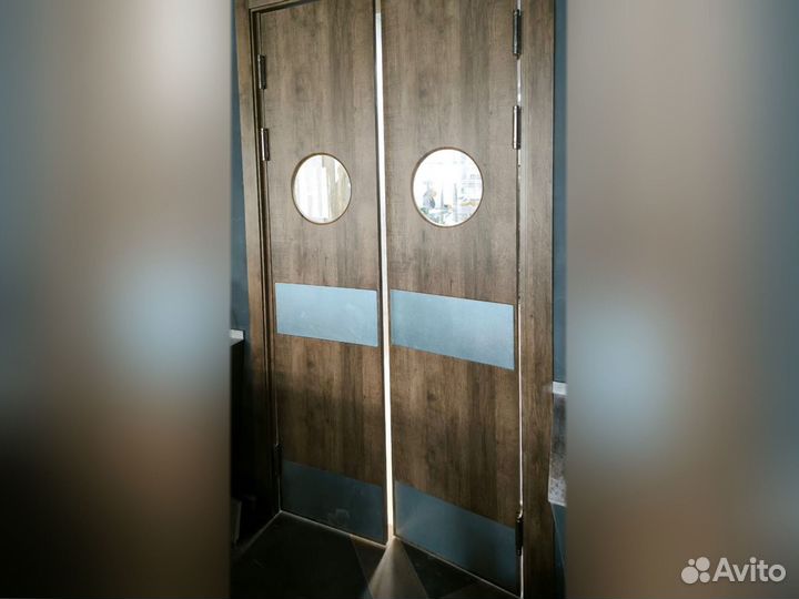 Маятниковые двери одинарные и двойные