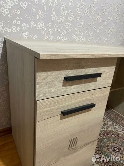 Письменный стол