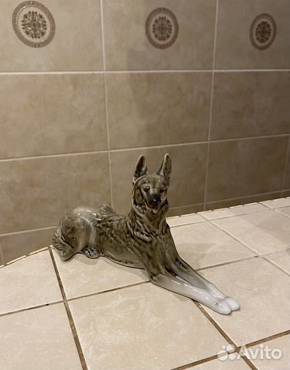 Фарфоровая статуэтка 