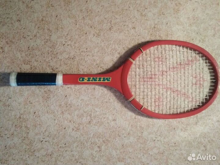 Бейсбольный мяч с ракеткой большой теннис