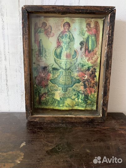 Старинные иконы в киоте