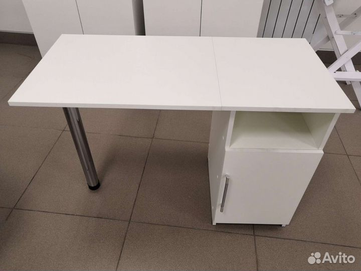 Маникюрный стол