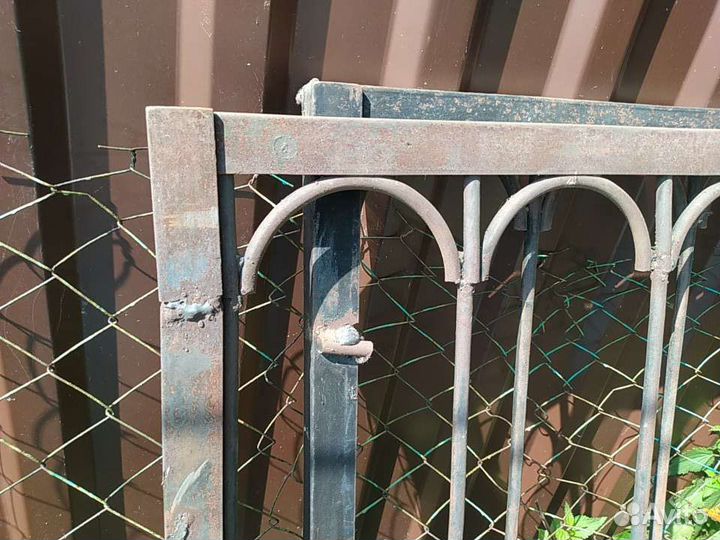 Две железные решётки