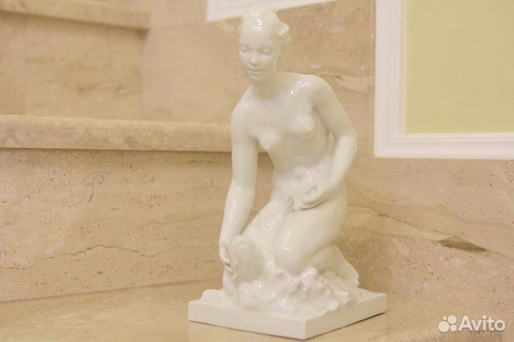 Антикварная фарфоровая статуэтка 