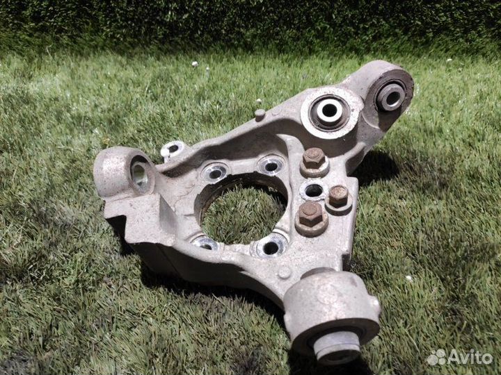 Цапфа задняя левая Nissan Stagea VQ25DET