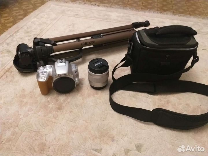 Зеркальный фотоаппарат canon 200d kit +штатив Dexp