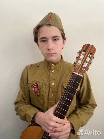 Преподаватель гитары, укулеле, вокала и поэзии)