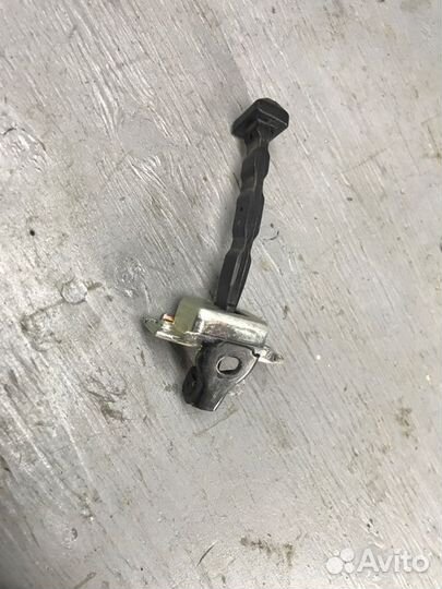 Ограничитель двери передний правый Mazda Mazda3 BM