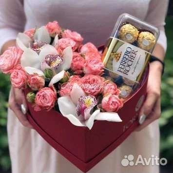 Вкусный букет сердце клубника в шоколаде и цветы