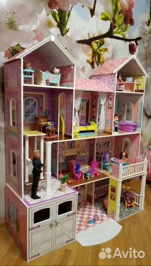 Большой кукольный домик с мебелью