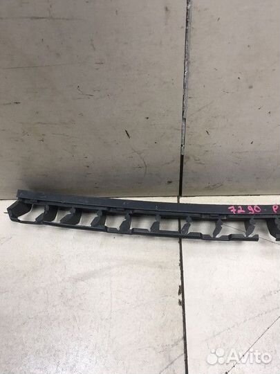 Направляющая заднего бампера центральная