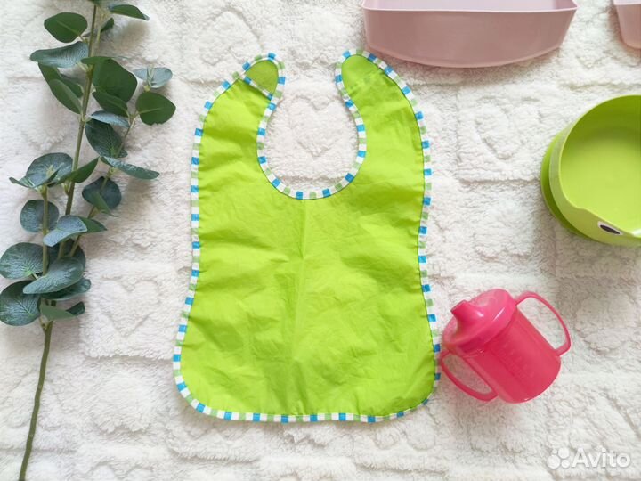 Нагрудник и посуда для кормления малыша