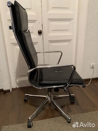 Стул кресло на колесиках, нет одного колеса