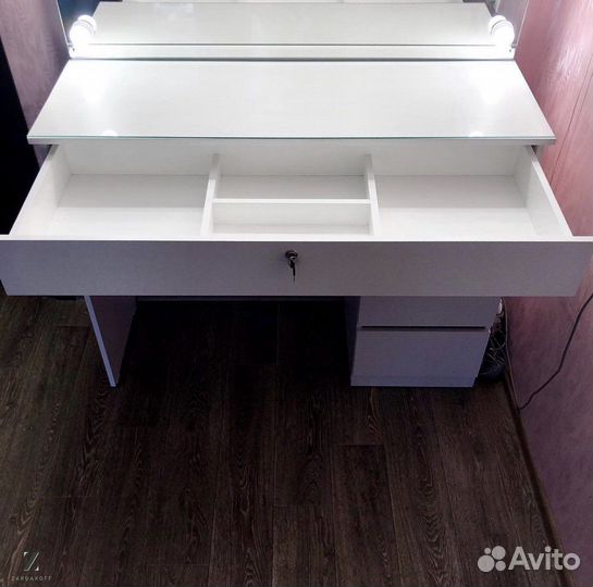 Гримерный столик визажиста с гримерным зеркалом дл