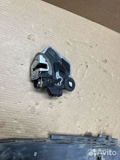 Замок задней левой двери Land Cruiser 200