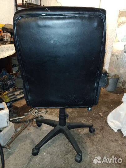 Офисное кожаное кресло бу