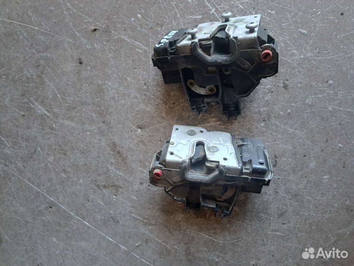 Замок двери задний на Cadillac bls