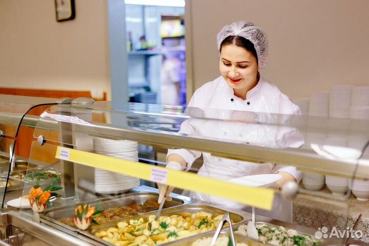 Работник зала в корпоративную столовую