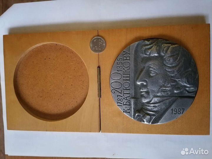 Памятная настольная медаль