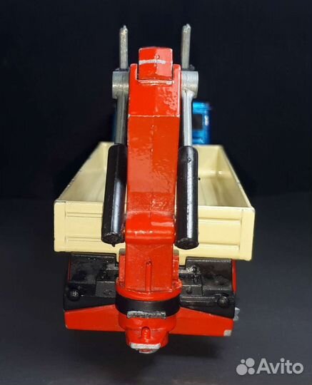 Модель грузовика Mercedes Benz 1:55 siku