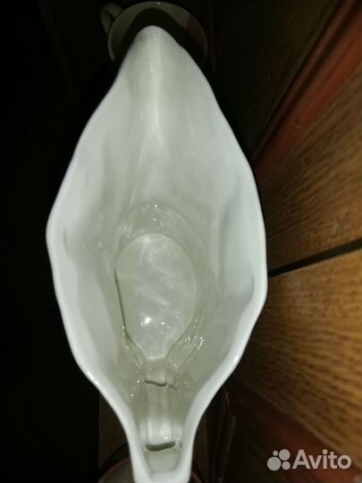 Кувшины с бокалами