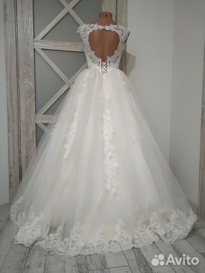 Свадебное платье с открытой спиной