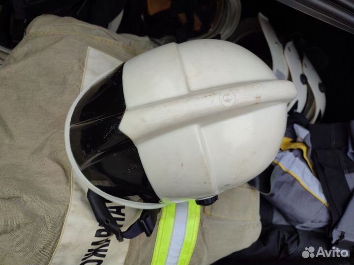 Шлем каска пожарного