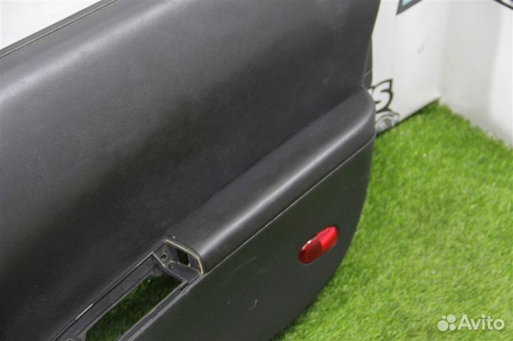 Обшивка двери правая Nissan Fairlady Z Z33-008815