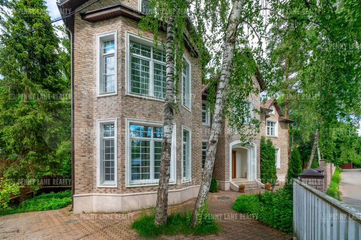 Коттедж 435 м² на участке 15 сот.