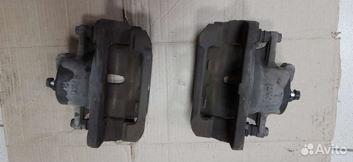 Суппорт тормозной перед toyota Noah,Voxy,Esquire