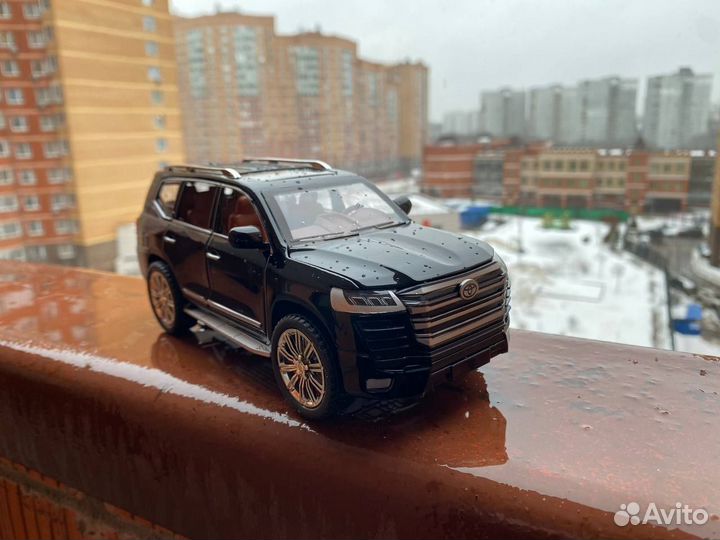 Модель металлическая Toyota Land Cruiser 200 черны