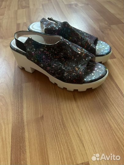 Босоножки женские