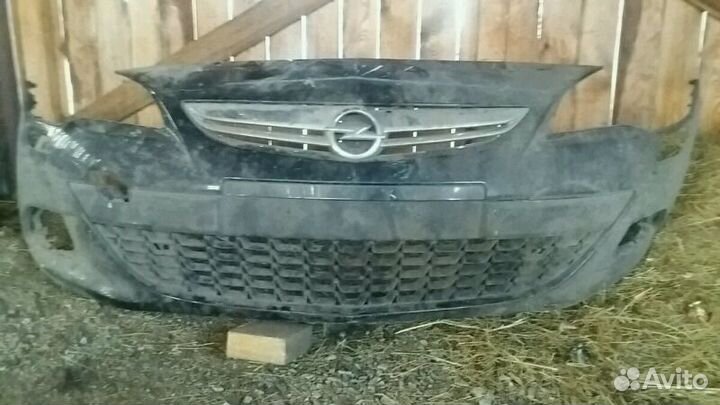 Передний бампер на Opel Astra
