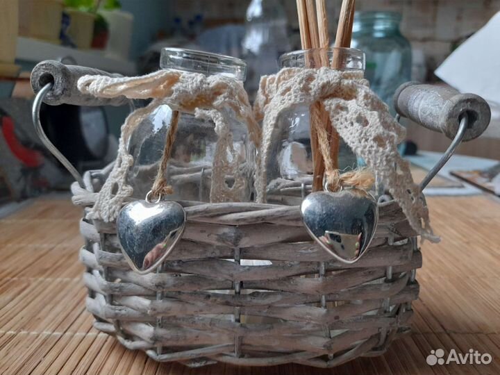 Мини декор. корзиночка со стеклянными бутылочками