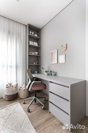 Рабочая зона для школьника у окна