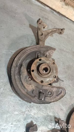 Кулак передний левый Skoda Superb 2004 8D0407257AL