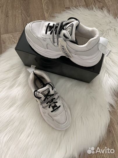 Кроссовки женские 37