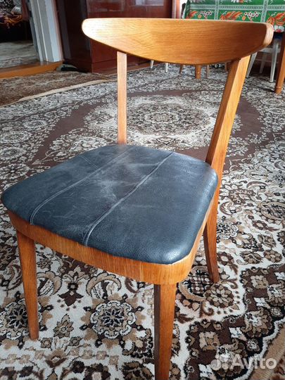 Деревянный стул с кожанным сиденьем