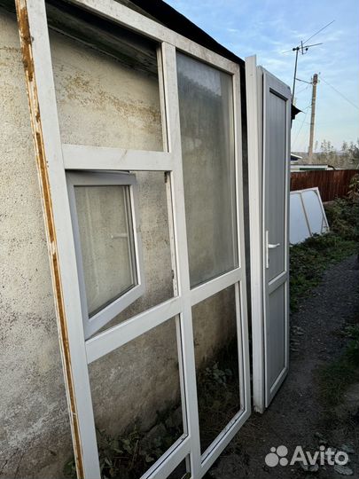 Перегородка с дверью и окном