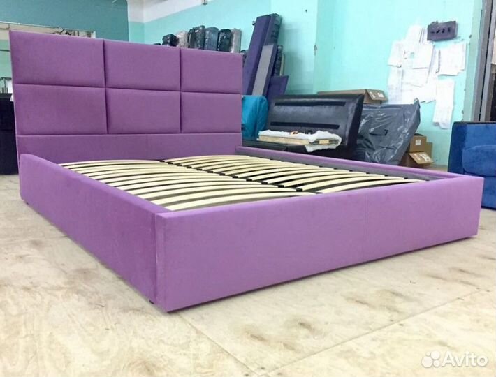 Двуспальная кровать с матрасом