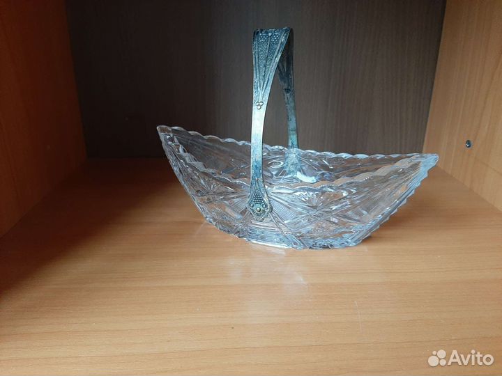 Хрустальная конфетница ладья с ручкой