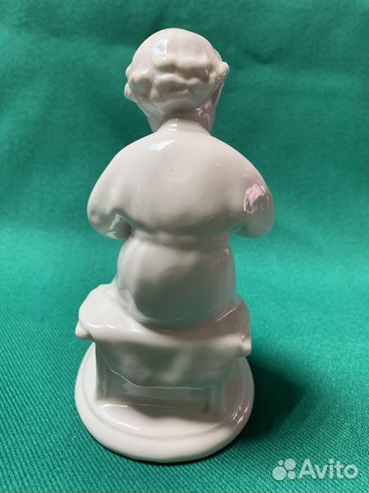 Статуэтка юный Ульянов читает книгу